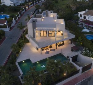 BELARDIMMO vous propose à vendre au sud de Marbella, à Nueva Andalucia, proche de la mer et peu distant de la montagne, une très belle villa individuelle de haut standing d'une surface de 840m² sur deux niveaux plus sous-sol.
Cette construction moderne avec des pierres importées de la carrière de Portuguesa, ajoutant une touche de distinction à cette magnifique résidence, offre un espace intérieur et extérieur impressionnant pour profiter pleinement.  

Cette propriété récemment construite vous émerveillera avec ses détails luxueux et ses commodités incomparables;

La villa est située sur une terrain de 13 ares.
Une piscine extérieur et 360m² de terrasses font de ce villa un bien exceptionnel; 
elle dispose de 7 chambres à coucher, de 6 salles de bains, d'une cuisine entièrement équipée, d'un ascenseur, d'une salle de sport, d'une salle de jeux, d'un logement réservé au personnel et d'un garage pour 5 voitures 

La villa est équipée en solution domotique, d'un système de climatisation et d'un système d'alarme.

Nueva Andalucia est une localité et un district de la commune de Marbella dans la province de Malaga et la communauté autonome d'Andalousie.