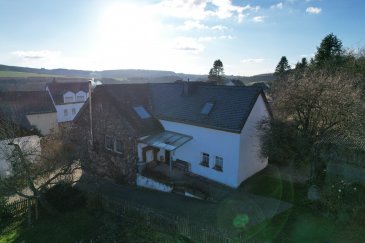 Dieses aus dem Jahr 1907 stammende, ehemalige Bauernhaus bietet auf einer Wohnfläche von ca. 250 m² (Hauptwohnung ca. 200 m², Einliegerwohnung ca. 50 m²) und einer Nutzfläche von ca. 150 m², mit einem dazugehörigen Baugrundstück viel Raum zum Leben, zur Erholung, für Hobby und Freizeit. Es ist mit einem Gewölbekeller teilunterkellert, besitzt 2 große Garagen mit Sektionaltoren und einen Anbau der Platz für Gartengeräte, Fahrräder oder ähnliches bietet.
 
Das Haus wurde vom jetzigen Eigentümer 1998 erworben und im Laufe der vergangenen 25 Jahre grundlegend renoviert. So wurde beispielsweise 2002 der Dachstuhl komplett erneuert, mit einer Aufsparrendämmung der Firma Bauder versehen und abschließend wurde das Dach mit Naturschiefer eingedeckt. Das gesamte Haus wurde mit neuen Kunststofffenstern ausgestattet, im gesamten früheren Wirtschaftsbereich wurden neue Elektroleitungen verlegt und mit einem neuen Sicherungskasten verbunden. Im Wohnbereich, in der Küche sowie im großen Bad wurde eine Fußbodenheizung installiert, zusätzlich wurde im Wohnbereich ein Kachelofen errichtet. Die gartenseitige Terrasse wurde mit einer aufwendigen Überdachung aus Metall und Echtglas versehen. 2010 wurde ein wasserführender Kaminofen der Marke Brunner (Nennwärmeleistung 14,5 kW und elektronisch gesteuert) eingebaut, der die Warmwasserbereitung wie auch die Heizungsanlage unterstützt. 2014 wurde der Hauseingang zur Hauptwohnung in derselben Ausführung wie zuvor die Terrasse überdacht. 2022 wurde eine in Jahren zuvor installierte thermische Solaranlage erneuert und durch größere Module ersetzt. Schließlich wurde im selben Jahr die bestehende Ölheizung durch eine moderne Pelletheizung des namhaften Herstellers Hargassner ausgetauscht.

Die Einliegerwohnung (2 Zimmer, Küche, Bad) ist behindertengerecht gestaltet. Der Zugang ist wahlweise über eine Treppe oder eine Rollstuhlrampe möglich. Alle Räume sind mit einer Fußbodenheizung ausgestattet und die besonders große Dusche hat einen bodennahen Einstieg. Die komplette Wohnung ist rollatorgeeignet.
  
Dies alles sind Beispiele dafür, wie durchdacht und engagiert die Eigentümer das frühere Bauernhaus zu einem wohnlich attraktiven Refugium, mit moderner und nachhaltiger Infrastruktur umgestaltet haben, bis hin zu einem liebevoll gestalteten Bauerngarten, mit Gartenteich und einem Schuppen zur Brennholzlagerung, dessen Dach 2 Wasserzisternen mit Regenwasser speist.

Bei dieser Immobilie sind keine Renovierungen erforderlich, hier kann man sofort einziehen. Bezahlbaren, hochwertigen Wohnraum, in der Peripherie zu Trier und zu Luxemburg, im Kulturraum zwischen Mosel und Hochwald, finden Sie hier. 

Um Ihnen die räumliche Gestaltung näherzubringen, lassen wir nun die Bilder sprechen.