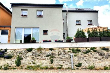 Veuillez contacter Cristina Ferreira pour de plus amples informations :
- T : +352 621 504 529
- E : cristina.ferreira@remax.lu

RE/MAX, Spécialiste de l'immobilier à Beaufort, a le plaisir de vous proposer, à la vente, une très belle maison mitoyenne d’une surface totale d’environ 150?m², dont environ 131?m² habitables. Datant de 1945, entièrement rénovée récemment. Fenêtres triple vitrage, le tout avec des matériaux de qualité. 
Très bien située en bordure de la petite suisse Luxembourgeoise avec toutes ses promenades. La maison est répartie sur 3 étages (RDC + 2 étages) avec une très grande terrasse ensoleillée, 4 chambres dont une avec dressing ou bureau. Abri de voiture pour deux voitures à côté de la maison. 
Terrain de 1,5 Ares. Transports en commun, école et commerces à proximité. 

Frais d’agence RE/MAX de 3?% à charge de la partie venderesse + TVA