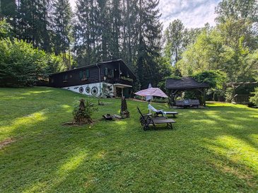 Chalet Enchenberg 93 m². Secteur Enchenberg : Coin de paradis entouré de verdure et à l'écart.
Nord Sud immobilier propose cette maison type chalet composée de : 

- Au rez-de-chaussée : un ancien garage aménagé, une salle d'eau, un dégagement, un débarras et un local technique.
- A l'étage : une cuisine aménagée et équipée ouverte sur la pièce de vie pourvue d'une cheminée  avec insert et terrasse offrant une vue dominante sur le terrain, une suite parentale avec salle de bain et WC suspendu, un bureau et un dégagement. 

La surface de 93m² comprend l'ensemble des pièces et des surfaces fermées, la surface de référence qui comprend uniquement des pièces pourvues d'un chauffage est de 62.94m²

A l'extérieur, le terrain est aménagé et arboré avec plusieurs petites dépendances, une piscine  (6 mètres de diamètre et 1.2 mètres de profondeur) avec serpentin chauffant et une douche solaire.

Agences Nord Sud Immobilier à Sarreguemines, Diemeringen, Rohrbach les Bitche et Bitche.