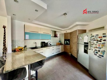 AFIL a le plaisir de vous proposer cet appartement situé au 1er étage avec ascenseur d'une résidence construite en 2009, idéalement située à Pétange, proche de toutes commodités, écoles, commerces et transportes en commun.

L'appartement proposé se compose d'un hall d'entrée qui dessert un spacieux salon/salle à manger, ouvert sur la cuisine équipée, avec sortie sur balcon.

L'espace de nuit, vous offre 3 chambres à coucher, dont une avec dressing, d'une salle de bain, et d'un WC séparé.

Pour votre confort, un emplacement intérieur est à votre disposition.

Une cave privée, ainsi qu'une buanderie commune, un local à vélo et un jardin commun à l'arrière de la résidence, complètent la description de ce bien.

AFIL s'engage dans toutes vos démarches immobilières (estimation, vente, location de biens, recherche de financements).

Vous satisfaire est notre priorité !

Les prix s'entendent frais d'agence de 3 % + TVA inclus.