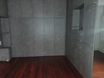À louer – Appartement F4 au 1er étage

Découvrez ce bel appartement F4 situé au 1er étage, offrant un agencement fonctionnel et agréable à vivre.

Il se compose d’une entrée avec placards, d’un salon-séjour lumineux, d’une cuisine indépendante, ainsi que de deux chambres confortables. Vous bénéficierez également d’une salle de bain équipée d’une baignoire et de WC séparés.

Le logement dispose d’un chauffage individuel au gaz, d’un balcon et d'une petite cour intérieure idéale pour profiter d’un espace extérieur.

Un bien pratique et bien agencé, parfait pour un couple ou une petite famille.