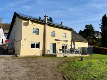 Dieses gepflegte und sehr geräumige Haus in Utscheid bietet Platz für die große Familie oder lässt sich hervorragend als Zweifamilienhaus nutzen. Es wurde 1994 erbaut, befindet sich in sehr gutem Zustand und überzeugt durch eine durchdachte Raumaufteilung, helle Wohnräume und moderne Details.

Die Immobilie steht auf einem Grundstück von 1.249 m² und bietet mit seiner klaren Struktur, dem gepflegten Außenbereich und den zahlreichen Stellplätzen ideale Voraussetzungen für Familien oder Handwerker, die Wohnkomfort mit Substanz suchen.

Das Haus verfügt über zwei Etagen und zwei Wohneinheiten. Die Wohnung im Parterre umfasst rund 90 m² mit vier Räumen, darunter zwei Schlafzimmer, ein Wohnzimmer und eine große Wohnküche. Das Badezimmer wurde 2016 vollständig renoviert und präsentiert sich modern und hell. Von dieser Etage gelangt man ebenerdig auf die sonnige Terrasse, die sich perfekt zum Entspannen und für gesellige Stunden im Freien eignet.

Die zweite Wohneinheit im Obergeschoss erstreckt sich über etwa 120 m². Hier befinden sich vier Schlafzimmer, ein großzügiges Wohnzimmer, eine moderne Küche mit Einbauküche und ein Badezimmer. Der ausgebaute Speicher dient aktuell als Hobbyraum, kann aber ebenso als zusätzliches Schlafzimmer genutzt werden.

Die Böden sind teilweise gefliest, teilweise mit Laminat ausgelegt. Türen und Fliesen wurden 2016 erneuert. Die Fenster aus pflegeleichtem Kunststoff, mit Doppelverglasung und Rollläden stammen aus dem Baujahr 1994.

Das Dach ist mit Ziegeln eingedeckt und trägt eine moderne Photovoltaikanlage aus dem Jahr 2014, die monatlich etwa 70 Euro Einspeisevergütung bringt. Beheizt wird das Haus über eine zuverlässige Ölzentralheizung mit drei Tanks à 1.500 Liter, zusätzlich sorgt ein gemütlicher Holzofen für wohlige Wärme.

Zum Anwesen gehören außerdem eine Garage, rund zehn Stellplätze, eine Terrasse mit ca. 20 m², TV-SAT-Anschluss sowie ein gepflegter Gartenbereich mit viel Freiraum.

Das Haus ist in einem sehr guten Zustand, sofort bewohnbar und stellt aufgrund seiner Ausstattung, Größe und Lage ein echtes Schnäppchen dar – ideal für große Familien, die in ruhiger Umgebung großzügig wohnen möchten.

Fazit
Eine attraktive und vielseitige Immobilie in ruhiger Lage von Utscheid – solide gebaut, gepflegt und mit viel Platz für individuelle Lebenskonzepte. Ob als Mehrgenerationenhaus, zur Vermietung oder als großzügiges Einfamilienhaus – hier ist alles möglich. Die neue PV-Anlage, der gute Zustand und die Größe machen dieses Objekt zu einer seltenen Gelegenheit in der Region.

Ausstattung
Wohnfläche: ca. 210 m²
Grundstück: ca. 1.249 m²
Baujahr: 1994
Renovierungen: 2016 (Bad, Türen, Fliesen)
Photovoltaikanlage: 2024, Einspeisung ca. 70 € monatlich
Etagen: 2
Wohnung 1: ca. 90 m², 4 Zimmer
Wohnung 2: ca. 120 m², 5 Zimmer inkl. ausgebautem Speicher
Badezimmer: 2 + separate Dusche
WC: 2
Heizung: Ölzentralheizung und Holzofen
Fenster: Kunststoff-Doppelverglasung mit Rollläden
Dach: Ziegel
Garage und 10 Stellplätze vorhanden
Zustand: sehr gepflegt, sofort bezugsfertig