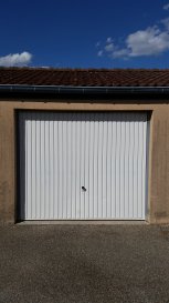 Garage individuel
Situé sur une lignée de 4 garages individuels avec porte privative, très bon état.
Construction en dur avec toiture tuiles.
