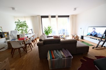 Luxembourg Muhlenbach dans un résidence de haut standing entourée de verdure, proche de la Forêt de Bambesch et à 10 minutes du centre-ville, spacieux appartement de  105 m2 habitable + terrasse, au premier étage avec ascenseur  et comprenant : entrée avec placard, WC séparé, grand living de 55 m2 avec sortie terrasse, cuisine équipée ouverte sur le living, grande salle de bains avec WC, deux chambres à coucher avec placards, parquet par tout, chauffage au sol, triples vitrages, une cave, un emplacement de parking. Libre le premier avril 2026.  Contrat de bail de deux ans minimum. Frais d'agence : un mois de loyer + TVA, 50% à charge du locataire, 50% à charge du bailleur. Contact et visites : Rosalba MAITRE téléphone : 691 550 189, Email :rosalba@parkagence.lu et Arianna GHITTINO, téléphone : 691 205 573, email : arianna@parkagence.lu