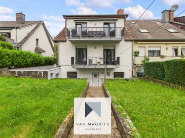 Bel appartement traversant avec jardin privé et double garage ? Hesperange  
Situé au cœur de la commune dynamique et prisée d'Hesperange, à deux pas du parc communal et du centre scolaire, ce charmant appartement traversant (3 façades) occupe le 2? étage d'une petite copropriété bien entretenue.

Offrant une surface habitable nette d'environ 135 m² (pour une surface totale de ± 180 m²), il se compose comme suit :

L'entrée s'ouvre sur un hall accueillant qui dessert une cuisine indépendante moderne entièrement équipée (± 8 m²), ainsi qu'un vaste séjour lumineux de ± 31 m². Ce dernier donne accès, par une baie vitrée coulissante, à un balcon exposé sud-ouest d'environ 6 m², parfait pour profiter du soleil en fin de journée. Une première chambre complète cet espace de vie.

La partie nuit, bien séparée, comprend un couloir menant à deux autres chambres, un bureau (pouvant faire office de chambre d'appoint) et une salle de douche.

À l'extérieur, vous bénéficiez d'un jardin privatif d'environ 50 m², rare pour un bien en appartement.  
Le sous-sol propose un double garage fermé, deux emplacements extérieurs, ainsi qu'une cave et une buanderie.

Informations complémentaires :  
Appartement et copropriété en bon état  
Châssis PVC avec double et triple vitrage  
Chauffage au gaz par radiateurs (chaudière individuelle)  
CPE : C-D  
Charges mensuelles : ± 350 €  
Environnement calme et résidentiel  
À seulement 4,5 km du centre-ville de Luxembourg et ± 3 km du quartier de la Cloche d'Or  
Proximité immédiate des commodités : commerces, restaurants, écoles, crèches, axes autoroutiers et transports en commun (arrêt de bus à 25 m)  
Environnement verdoyant : grand parc communal, forêt et vallée de l'Alzette à proximité pour de belles promenades

Agent responsable : Alexandre Apolinario  
alexandre@vanmaurits.lu  
(+352) 691 28 22 14