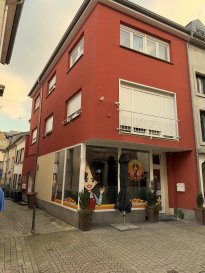 Découvrez cette exceptionnelle opportunité commerciale d'un bien à louer à Grevenmacher, Luxembourg. Ce local en location mis à votre disposition par l'agence AGENCE REINERT CARLO, est une opportunité à ne pas manquer. Vous trouverez cette offre exclusivement sur athome.lu.

Détails de la propriété: Ce local  offre une surface totale de 50 m² au rez-de-chaussé. Il comprend une cuisine séparée, idéale pour séparer les espaces de travail et de détente. Un système de climatisation garantit le confort en toutes saisons. Le bien est également équipé de plusieurs types de connexions internet, notamment une ligne téléphonique, un réseau Ethernet et la fibre optique, ce qui est parfait pour des activités nécessitant une bonne connexion.

À proximité: Grevenmacher, située au cœur du Luxembourg, offre un cadre accueillant et dynamique. Vous trouverez dans les environs des écoles de qualité et des possibilités éducatives variées. La ville propose également une sélection de magasins et de restaurants offrant des options de shopping et de restauration pour tous les goûts. Pour ceux qui apprécient les loisirs et les activités de plein air, d'agréables parcs sont à proximité. Le transport est bien desservi, facilitant vos déplacements quotidiens, et des services de santé de qualité sont disponibles dans le voisinage.

Ne manquez pas cette occasion unique! Prenez rendez-vous pour une visite en nous contactant via le formulaire de contact ou par téléphone.