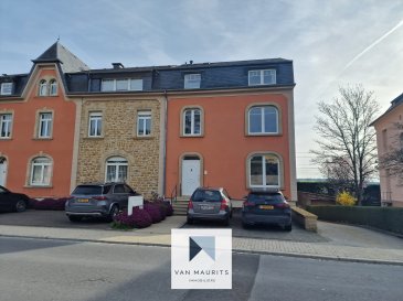 Situé à Munsbach, ce duplex faisant partie d'une résidence de 3 unités bénéficie d'une surface habitable de ± 121 m². Il se compose comme suit :

Au 2ème étage, l'ascenseur mène directement dans l'appartement et s'ouvre sur un palier de ± 8 m² dessert un séjour de ± 40 m² donnant accès à une terrasse de ± 8 m², l'espace cuisine équipée faisant ± 14 m² (avec four, frigo, cuisinière, etc...), un couloir de ± 3 m², une chambre de ± 22 m² et une salle de douche de ± 8 m² (avec lavabo, douche et wc suspendu).

Le 3ème étage comprend une mezzanine servant de chambre de ± 29 m² ouvert sur le séjour ainsi qu'une salle de douche de ± 7 m² (avec lavabo, douche à l'italienne et wc suspendu).

Au sous-sol se trouve un garage privatif de ± 19 m² incluant la buanderie. Une cave rangement de ± 10 m² et un emplacement de voiture extérieur de ± 15 m² complètent l'offre.

Détails complémentaires :
- Appartement en très bon état ;
- Chauffage au gaz par radiateurs ;
- Châssis en pvc, double vitrage, volets électriques, vélux ;
- Air conditionné, ventilation ;
- Interphone ;
- Carrelage au sol ;
- Ascenseur
- Peinture aux murs.

Loyer : 2.400,- € / mois charges incluses
Charges : 450,- € / mois (frais de gaz, chauffage, eau, charges de copropriété)
Garantie bancaire 2 mois de loyer : 4.800,- €
Contrat : durée deux ans + reconduction tacite d'année en année
Commission agence 1 mois de loyer + TVA (17%) (partagé 50/50 entre locataire et bailleur)
Animaux domestique NON accepté

Schuttrange est un charmant village situé à quelques minutes de la ville de Luxembourg, offrant un cadre de vie paisible et verdoyant. Le village se distingue par ses paysages et ses nombreuses opportunités de randonnées. Grâce à ses infrastructures modernes, Les résidents apprécient la convivialité et la qualité de vie qu'offre cette communauté dynamique. Avec ses écoles, ses commerces de proximité et ses événements culturels, Schuttrange est un lieu idéal pour les familles et les amateurs de tranquillité.

Contact:
Achille De Villers
Tél. : +352 621 10 80 10
E-mail : achille@vanmaurits.lu