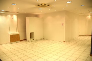 L'agence IMMO LORENA de Pétange en collaboration avec FRONGIA SARL Agence Immobilière a choisi pour vous  AU CENTRE VILLE DE LONGWY-BAS UN LOCAL COMMERCIAL D'UNE SUPERFICIE DE 95M² (ancien salon de coiffure) OU TOUT AUTRES ACTIVITES COMMERCIALES.
COMPRENANT: 
- Une entrée, 
- Une grande salle avec 3 vitrines, 
- Un vestiaire, 
- Un bureau, 
- Un WC, 
- Une cave.

NORMES HANDICAPEES.
CLIMATISATION REVERSIBLE.
DOUBLE VITRAGE.
STATIONNEMENT FACILE.
LOCAL DISPONIBLE DE SUITE.

TAXE FONCIERE 1400 €

Pour tout contact:
Joanna RICKAL: 621 36 56 40 (FR)
Vitor Pires: 691 761 110 (PT, IT, UK, FR)

L'agence ImmoLorena est à votre disposition pour toutes vos recherches ainsi que pour vos transactions LOCATIONS ET VENTES au Luxembourg, en France et en Belgique. Nous sommes également ouverts les samedis de 10h à 19h sans interruption.
Demander plus d’informations