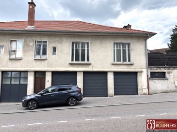 APPARTEMENT TYPE MAISON AVEC TERRASSE, VERANDA ET GARAGE / N.  Venez découvrir à NANCY, dans le bas de l'Avenue de Boufflers, ce grand appartement type maison (entrée indépendante au local professionnel) de 4 pièces principales, d'une surface de 135.17m2 habitables, répartis sur deux niveaux. Offrant : au premier niveau : une entrée, un accès sur une véranda (donnant sur l'arrière de la maison), un coin buanderie et un WC séparé. Au second niveau : un dégagement desservant un placard, une pièce de vie de 30.71m2 (présence d'une cheminée uniquement décorative à ne pas faire fonctionner) donnant accès à une terrasse sur rue, une cuisine séparée équipée, trois chambres spacieuses dont une avec espace point d'eau (27.28m2, 14.33m2 et 15.67m2), une salle de bains (douche + baignoire) et un WC séparé. Chauffage individuel gaz. Petite réserve et garage privatif. Idéalement située, proche de toutes commodités (transports dont bus ligne T4, commerces, écoles...). Colocation acceptée. Loyer : 940.00 EUR charges comprises (dont 900.00 EUR de loyer + 40.00 EUR de provision sur charges comprenant l'eau froide, l'entretien annuel de la chaudière, ainsi que la taxe des ordures ménagères). Dépôt de garantie : 900.00 EUR. Honoraires : 900.00 EUR TTC dont 405.00 EUR pour l'état des lieux. Si vous avez besoin d'aide dans votre recherche de logement, votre agence AGENCE DE BOUFFLERS se fera un plaisir de vous aider. www.agencedeboufflers.fr / agencedeboufflers@orange.fr. DISPONIBLE IMMEDIATEMENT
Les informations sur les risques auxquels ce bien est exposé sont disponibles sur le site Géorisques : www.georisques.gouv.fr
