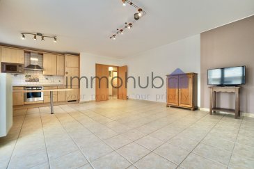 immohub, votre partenaire immobilier à Schifflange, est ravi de vous présenter un appartement 1 chambre avec garage-box fermé et cave privative, situé au 2e étage d'une résidence construite en 1998-1999. Cet appartement lumineux d'une surface habitable de 56,28 m2 séduit par son excellent état général et sa fonctionnalité.

L'appartement se compose comme suit :
-Hall d'entrée : 5,70 m2
-Double séjour avec cuisine ouverte : 33,90 m2
-Chambre à coucher : 12,55 m2
-Salle de douche : 4,80 m2
-WC séparé : 1,10 m2
-Balcon 1 : ± 5,00 m2 (accessible par le double séjour)
-Balcon 2 : ± 2,85 m2 (accessible par la chambre)

Équipements & caractéristiques techniques :
-Double vitrage / Châssis PVC / Volets électriques au double séjour / Volets manuels dans la cuisine et la chambre
-Dalles en béton
-Chauffage au gaz / Nouvelle chaudière installée vers 2021
-CPE : E / E
-Charges mensuelles : ± 200 €
-Garage box fermé : 17,64 m2
-Cave privative : 6,58 m2