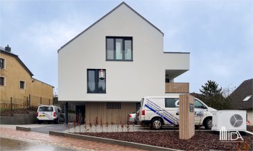 L'Agence Immobilière de l'Attert vous propose en location ce bel appartement situé à l'entrée du charmant village de Reuler dans la commune de Clervaux proche de toutes commodités.

Le studio de +/- 49,40m² habitable, situé au 1er étage de la résidence Les Jardins de Reuler, se compose comme suit ;

- Un hall d'entrée
- Une belle cuisine équipée ouverte sur un séjour/salle à manger lumineux avec sortie sur balcon de +/- 3 m²
- Un débarras 
- Un WC séparé
- Une belle salle de douche avec lavabo
- 1 chambre à coucher +/-13m2

Le logement dispose également au sous-sol de la résidence, d'une cave privative et d'un emplacement de parking intérieur.

Loyer : 1 280€
Charges : 200€
Caution : 2 mois de loyer
Frais d'agence : 1 mois de loyer + TVA (partagé 50/50 entre locataire et bailleur)

Ce bien vous intéresse ! Merci de remplir le 