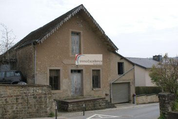 SOUS COMPROMIS !! IMMO EXCELLENCE vous propose en exclusivité ce bâtiment ( anciennement laiterie ) sur un terrain de 1.99 ares,  à rénover complètement.  Le bâtiment est classé sous le statut de protection communale.<br><br>Le bâtiment se compose comme suit : Au rez-de-chaussée vous trouvez - Un hall ( 3.19 m2 ), une pièce pouvant servir de chambre-à-coucher ( 18.45 m2 ) et salle-de-bains, deux W.C. ( 0.94 m2 et 0.75 m2 ), une pièce pouvant servir comme deuxième chambre-à-coucher ( 21.55 m2 ) avec accès sur un petit jardin, une grande pièce pouvant servir de double séjour avec cuisine ouverte ( 50.44 m2 ). A l\'étage vous trouvez un grenier aménageable avec dalle en béton ( 71.31 m2). Au sous-sol vous trouvez une cave ( 13.59 m2 ). Au-dessus du garage il existe encore une pièce de ( 20.37 m2 ). Le bâtiment dispose également d\'un garage ( 19.13 m2 ), ainsi que d\'un petit jardin à l\'arrière de la maison.<br><br>Le bâtiment est  à rénover entièrement !<br><br>Bâtiment avec beaucoup de potentiel.<br><br>Rosport se situe à 25 minutes du centre-ville de Luxembourg et à 10 minutes du centre-ville d\'Echternach.