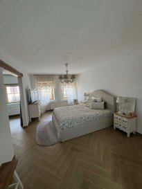 Découvrez cette superbe maison mitoyenne à vendre dans la charmante localité de Larochette, au Luxembourg. Proposée par NEWGEST S.A R.L. en exclusivité sur athome.lu, cette propriété représente une opportunité unique pour ceux qui recherchent confort, espace et qualité de vie.  
  
Entièrement rénovée en 2021, la maison se développe sur trois niveaux et offre une généreuse surface habitable d'environ 190 m². Les espaces sont vastes, lumineux et bien agencés, avec pas moins de cinq chambres spacieuses et deux salles de douche modernes, idéales pour accueillir une grande famille ou pour ceux qui apprécient les grands volumes.  
  
La propriété dispose également d'une agréable terrasse de 7 m², parfaite pour profiter de moments de détente en plein air. La cuisine, séparée et entièrement équipée, séduira les amateurs de cuisine. Le système de chauffage au mazout assure chaleur et bien-être tout au long de l'année.  
  
Un atout supplémentaire de taille : la maison est vendue entièrement meublée, prête à être habitée immédiatement, sans nécessiter d'investissement supplémentaire.  
  
Située à Larochette, une commune réputée pour son cadre paisible et convivial, la propriété bénéficie d'un emplacement privilégié. À proximité, vous trouverez écoles, commerces, restaurants ainsi que de nombreux espaces verts propices aux promenades et aux activités en plein air. Les services de santé sont facilement accessibles et les transports permettent de rejoindre aisément le reste du pays.  
  
Ne manquez pas cette opportunité rare !  
Contactez-nous au +352 621 323 127 ou par email . info@newgest.lu  dès aujourd'hui  
pour organiser une visite et laissez-vous séduire par le charme de cette maison.