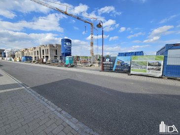 Nouvelle construction de plusieurs résidences avec appartement de 1-2 chambres à vendre dans le village de Grosbous.

L'Immobilière de l'Attert vous propose l'appartement nr 5 (Lot 4) d'une surface utile de +/- 88,60 m² situé au 2ème étage :

- hall d'entrée avec coin vestiaire
- séjour / salle à manger avec coin cuisine de 34,3m² avec sortie sur terrasse de 40,9 m²
- wc séparé
- débarras
- 1 chambre à coucher de 15m² avec accès sur terrasse de 13,2m²
- 1 chambre à coucher de 11m² avec accès sur terrasse de 9,1m² 
- salle de douche.

L'appartement dispose d'une cave de 6,9m².

Emplacements / carports disponible au prix de 60 000€ htva.

Les prix indiqués s'entendent hors TVA.

Pour plus d'informations ou pour visiter cette propriété, contactez-nous au +352 23 62 90 20 ou sur immo@immoaida.lu

Consultez nos biens sur www.immoaida.lu