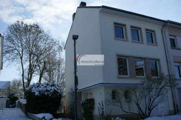 SOUS COMPROMIS !! IMMO EXCELLENCE vous propose en exclusivité une jolie maison libre de trois côtés sur un terrain de 2.56 ares, situé dans un endroit  calme. La maison dispose d\'une surface utile d\'environ 184 m2 ainsi que d\'une surface habitable d\'environ 140 m2.<br><br>La maison se compose comme suit : Au rez-de-chaussée, vous trouvez un hall d\'entrée (7.52 m2), un W.C. séparé (1.49 m2), un grand garage (16.46 m2), une chaufferie avec buanderie (7.72 m2), et avec accès vers le jardin, ainsi qu\'une tour d\'escalier vers le 1er étage (3.48 m2). Au 1étage vous trouvez : Un hall (2.87 m2), un double séjour (23.88 m2), une salle-à-manger (12.75 m2) avec accès sur un balcon (8.85 m2), une cuisine équipée (6.43 m2), un tour d\'escalier vers le deuxième étage (3.18 m2). Au 2ème étage vous trouvez : Un hall (2.70 m2), une chambre-à-coucher (14.60 m2), une deuxième chambre-à-coucher (12.10 m2), un bureau (8.82 m2), une salle-de-bains (6.50 m2), ainsi qu\'un hall d\'escalier (2.85 m2) vers le 3ème étage. Au 3ème étage vous trouvez : Un hall (2.27 m2 ),une chambre-à-coucher (11.18 m2), un bureau sinon deuxième chambre-à-coucher (7.59 m2), un débarras ( 3.34 m2), ainsi qu\'un deuxième débarras (9.74 m2 ).<br><br>A l\'extérieur vous trouvez un jardin ainsi qu\'un emplacement pour une petite voiture.<br><br>Plusieurs possibilités d\'emplacements de voiture directement en face de la maison.<br><br>Les fenêtres sont de type double vitrage et ont été remplacées en 2016. <br><br>Situation idéale, proche de toutes commodités et à 15 minutes seulement du centre-ville de Luxembourg.<br><br> A VOIR ABSOLUMENT !!<br><br>