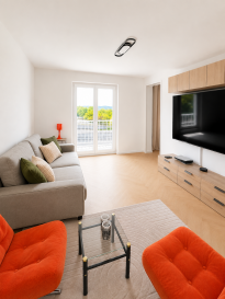 À Thionville, à proximité des commerces et des accès autoroutiers, découvrez cet appartement de 30 m² entièrement rénové avec des matériaux de qualité, situé au 3ème et dernier étage d'une résidence.  
Il se compose d'une entrée avec placard, d'un séjour donnant accès à un balcon, d'une cuisine équipée, d'une salle de bains et WC.  
L'appartement bénéficie d'une rénovation soignée et ne nécessite aucuns travaux.  
Une place de parking extérieure privative ainsi qu'une cave complètent ce bien.  
Un appartement fonctionnel et prêt à habiter, adapté aussi bien à une résidence principale qu'à un investissement locatif.  
Les points forts :  
- Appartement entièrement rénové  
- 3ème et dernier étage  
- Balcon  
- Cuisine équipée  
- Parking privatif  
- Cave  
- Proximité des commerces  
- Accès rapide aux axes autoroutiers