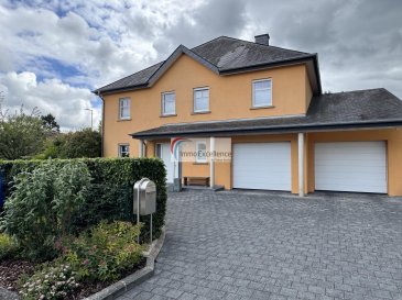IMMO EXCELLENCE vous propose cette jolie maison sise sur un terrain de 7,36 ares et disposant d'une surface habitable d'environ 220 m² ainsi que d'une surface utile d'environ 265 m².

La maison se compose comme suit :

Au rez-de-chaussée, vous trouverez : un spacieux hall d'entrée (15,46 m²), une belle et moderne cuisine équipée (12,68 m²), un grand double séjour (54,14 m²) avec accès à la terrasse, un W.C. séparé (3,12 m²), l'accès vers le garage (52,24 m²), ainsi qu'un tour d'escalier vers le 1er étage (4,26 m²).

Au 1er étage, vous trouverez : un hall disposant également d'un espace permettant l'installation d'un bureau (23,01 m²) avec accès au balcon (8,87 m²), une chambre à coucher (17,77 m²) avec accès au balcon, une deuxième chambre à coucher (17,78 m²), une troisième chambre à coucher (24,05 m²) avec accès au balcon, une salle de bains avec douche (11,22 m²), une salle de douche (6,47 m²), ainsi qu'un tour d'escalier (4,24 m²) menant au grenier non aménagé (55,90 m²).

Au sous-sol, vous trouverez : un escalier vers le sous-sol (5,15 m²), un spacieux hall (18,29 m²), une buanderie (14,72 m²), un atelier (20,38 m²), une chaufferie (13,68 m²), une réserve pour les pellets (16,24 m²), une cave (8,63 m²), un bureau (15,22 m²), un local technique (3,71 m²), un W.C. séparé (2,55 m²), une deuxième cave (21,93 m²), une pièce de stockage pour le bois (16,98 m²), ainsi qu'une troisième cave (17,39 m²).

La maison dispose également de cinq emplacements extérieurs.

Les dalles sont en béton, le jardin est entièrement aménagé et le chauffage est de type pellets. Une partie de la maison dispose du chauffage au sol. La maison est également équipée de panneaux solaires sur la toiture pour l'alimentation en eau chaude.

Certaines fenêtres sont équipées de stores électriques. Les fenêtres disposent de double vitrage, partiellement renforcé au niveau du rez-de-chaussée.

Le grenier non aménagé dispose de trois fenêtres VELUX, des arrivées d'eau chaude et froide, de l'électricité ainsi que du chauffage.

Ce bien, en bon état général, représente une opportunité idéale pour les personnes recherchant confort moderne, espace et tranquillité.

Berdorf se situe à seulement 25 minutes du centre-ville de Luxembourg et à quelques minutes seulement du centre-ville d'Echternach.

Objet de charme à voir absolument !



IMMO EXCELLENCE präsentiert Ihnen dieses schöne Haus auf einem Grundstück von 7,36 Ar mit einer Wohnfläche von ca. 220 m² sowie einer Nutzfläche von ca. 265 m².

Das Haus setzt sich wie folgt zusammen:

Im Erdgeschoss befinden sich: Eine großzügige Eingangshalle (15,46 m²), eine schöne und moderne Einbauküche (12,68 m²), ein großes Wohn- und Esszimmer (54,14 m²) mit Zugang zur Terrasse, ein separates WC (3,12 m²), ein Zugang zur Garage (52,24 m²) sowie ein Treppenhaus zum 1. Obergeschoss (4,26 m²).

Im 1. Obergeschoss befinden sich: Ein Flur mit zusätzlichem Platz zur Einrichtung eines Büros (23,01 m²) und Zugang zum Balkon (8,87 m²), ein Schlafzimmer (17,77 m²) mit Zugang zum Balkon, ein zweites Schlafzimmer (17,78 m²), ein drittes Schlafzimmer (24,05 m²) ebenfalls mit Zugang zum Balkon, ein Badezimmer mit Dusche (11,22 m²), ein Duschbad (6,47 m²) sowie ein Treppenhaus (4,24 m²), das zum nicht ausgebauten Dachboden (55,90 m²) führt.

Im Untergeschoss befinden sich: eine Treppe zum Keller (5,15 m²), eine geräumige Diele (18,29 m²), ein Hauswirtschaftsraum (14,72 m²), eine Werkstatt (20,38 m²), ein Heizungsraum (13,68 m²), ein Pelletlager (16,24 m²), ein Kellerraum (8,63 m²), ein Büro (15,22 m²), ein Technikraum (3,71 m²), ein separates WC (2,55 m²), ein zweiter Kellerraum (21,93 m²), ein Holzlagerraum (16,98 m²) sowie ein dritter Kellerraum (17,39 m²).

Das Haus verfügt außerdem über fünf Außenstellplätze.

Die Geschossdecken sind aus Beton, der Garten ist vollständig angelegt und die Heizung erfolgt über eine Pelletheizung. Ein Teil des Hauses ist mit Fußbodenheizung ausgestattet. Zudem befinden sich auf dem Dach Solarpaneele zur Warmwasserversorgung.

Einige Fenster sind mit elektrischen Rollläden ausgestattet. Die Fenster verfügen über Doppelverglasung, teilweise mit verstärkter Verglasung im Erdgeschoss.

Der nicht ausgebaute Dachboden verfügt über drei VELUX-Fenster, Anschlüsse für Warm- und Kaltwasser, Strom sowie Heizung.

Diese Immobilie befindet sich in einem sehr guten Allgemeinzustand und stellt eine ideale Gelegenheit für Personen dar, die modernen Komfort, großzügigen Wohnraum und Ruhe suchen.

Berdorf liegt nur 25 Minuten vom Stadtzentrum Luxemburgs und wenige Minuten vom Zentrum Echternachs entfernt.

Ein charmantes Objekt, das Sie unbedingt besichtigen sollten!



IMMO EXCELLENCE proudly presents this beautiful house situated on a plot of 7.36 ares, offering approximately 220 m² of living space and approximately 265 m² of usable space.

The house is composed as follows:

On the ground floor, you will find: A spacious entrance hall (15.46 m²), a beautiful and modern fully equipped kitchen (12.68 m²), a large living and dining room (54.14 m²) with access to the terrace, a separate WC (3.12 m²), an access to the garage (52.24 m²), as well as a staircase leading to the first floor (4.26 m²).

On the first floor, you will find: A hallway with additional space suitable for installing an office area (23.01 m²) with access to the balcony (8.87 m²), one bedroom (17.77 m²) with balcony access, a second bedroom (17.78 m²), a third bedroom (24.05 m²) also with balcony access, a bathroom with shower (11.22 m²), a shower room (6.47 m²), as well as a staircase (4.24 m²) leading to the unfinished attic (55.90 m²).

In the basement, you will find: a staircase to the basement (5.15 m²), a spacious hall (18.29 m²), a utility/laundry room (14.72 m²), a workshop (20.38 m²), a boiler room (13.68 m²), a pellet storage room (16.24 m²), a cellar (8.63 m²), an office (15.22 m²), a technical room (3.71 m²), a separate WC (2.55 m²), a second cellar (21.93 m²), a wood storage room (16.98 m²), as well as a third cellar (17.39 m²).

The house also benefits from five outdoor parking spaces.

The floors are made of concrete slabs, the garden is fully landscaped, and the heating system operates with pellets. Part of the house is equipped with underfloor heating. In addition, the roof is fitted with solar panels for hot water supply.

Some windows are equipped with electric shutters. The windows feature double glazing, partially reinforced on the ground floor level.

The unfinished attic is equipped with three VELUX windows, hot and cold water connections, electricity, and heating.

This property, in good overall condition, represents an ideal opportunity for those seeking modern comfort, generous living space, and tranquillity.

Berdorf is located only 25 minutes from Luxembourg City centre and just a few minutes from the centre of Echternach.

A charming property that is definitely worth a visit!