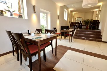 Salle de restauration à louer ? Hôtel de la Poste, Esch-sur-Alzette

Nous proposons à la location une salle de restauration située au sein de l'Hôtel de la Poste, en plein cœur de la zone piétonne d'Esch-sur-Alzette.

Le bien est loué entièrement meublé et dispose d'une cuisine équipée, prête à l'exploitation. À l'arrière, vous bénéficiez également d'un agréable jardin/cour, offrant un espace extérieur appréciable pour la clientèle. Quelques places en terrasse dans la zone piétonne viennent compléter l'ensemble.

L'hôtel est actuellement exploité avec un bon taux d'occupation, ce qui permet de bénéficier d'une clientèle régulière sur place.

Aucun fonds de commerce à reprendre.

Disponible immédiatement.

Candidatures à envoyer par email à immo@lx2.lu