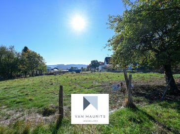 Arzfeld (Eifel) - Terrain à bâtir généreux de 1 234 m² dans un cadre résidentiel paisible.

Situé dans la pittoresque région de l'Eifel, dans un quartier résidentiel calme d'Arzfeld, ce terrain à bâtir de 1 234 m² offre une excellente opportunité de créer un foyer dans un environnement naturel magnifique.

Entouré de paysages vallonnés et attrayants, la propriété combine la tranquillité de la vie rurale avec la commodité des commodités à proximité. Son emplacement, à seulement 15 minutes de la frontière luxembourgeoise et à environ 25 minutes de Clervaux et Hosingen, est particulièrement attrayant pour ceux qui souhaitent profiter d'un style de vie paisible tout en restant à proximité du Luxembourg.

Le terrain est bien proportionné et situé au sein d'un développement résidentiel établi caractérisé par des maisons familiales individuelles modernes. Ses dimensions généreuses offrent un cadre attrayant pour un futur foyer, avec amplement d'espace pour profiter de la vie en plein air, de l'intimité et de la campagne environnante.

Malgré son emplacement paisible, les commodités quotidiennes sont à proximité. Un supermarché REWE, un bureau de poste, une mairie, des banques, une école, des boulangeries, des cafés et d'autres services locaux sont tous accessibles en environ cinq minutes. Le terrain n'est actuellement pas desservi, permettant aux acheteurs potentiels de planifier les raccordements nécessaires aux services publics dans le cadre de leur futur projet de construction.

Avec son emplacement attrayant, sa taille généreuse et ses environs naturels, cette propriété représente une opportunité séduisante de construire une maison familiale dans l'une des agréables communautés résidentielles de la région de l'Eifel.

Les frais d'agence de 3,51 % (TVA 17 % incluse) sont à la charge de l'acheteur lors de la signature de l'acte notarié.