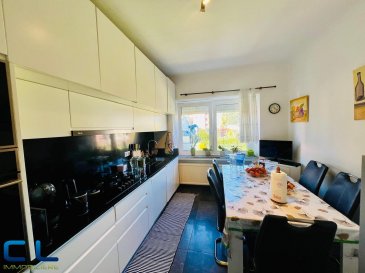 Nous vous proposons en exclusivité un bel appartement idéalement situé à proximité de l'hôpital et de la Place Benelux.
L'appartement, très bien agencé et particulièrement lumineux, est en excellent état. Il se compose d'une spacieuse cuisine équipée (neuve), d'un salon, d'une chambre à coucher ainsi que d'une salle de douche.
Ce bien dispose également d'une cave, d'une buanderie et d'un jardin privatif. Vous bénéficierez d'une vue dégagée ainsi que d'une grande facilité de stationnement à proximité.
Points forts :
?	Petite résidence calme
?	Appartement entièrement rénové
?	Nouvelle chaudière individuelle
?	Double vitrage
?	Quartier résidentiel
Pour toute demande de visite ou informations complémentaires, n'hésitez pas à nous contacter au 265341 ou directement notre agent Mme VAZ au 621 283 844 ou par mail au
 lisa.vaz@cl-immo.lu

Les frais d'agence sont inclus dans le prix de vente et sont à charge du vendeur.