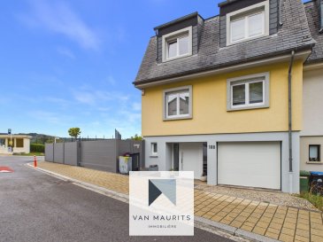 Située dans le village de Bofferdange (109, cité Roger Schmitz), au sein de la commune de Lorentzweiler, cette maison jumelée construite en 1989 et rénovée en 2022 développe une surface habitable de ± 136 m² sur un terrain de ± 257 m². La maison est en parfait état et orientée sud-ouest. Elle se présente comme suit :

Au rez-de-chaussée, un hall d'entrée de ± 12 m² permet d'accéder à un espace de ± 14 m² actuellement aménagé en chambre/bureau avec salle de douche et coin buanderie, à un WC séparé de ± 3 m² avec lavabo, à un local technique de ± 4 m² ainsi qu'à un garage de ± 25 m². Une terrasse de ± 20 m² offre un accès direct au jardin.

Le premier étage accueille les principales pièces de vie avec un salon de ± 27 m², une salle à manger de ± 12 m² et une cuisine équipée et aménagée de ± 7 m². Un couloir de ± 9 m² assure la distribution de ce niveau, qui bénéficie également d'un balcon de ± 9 m².

Le deuxième étage est consacré à l'espace nuit et comprend trois chambres de ± 14 m², ± 12 m² et ± 13 m². Une salle de bain de ± 10 m², équipée d'une double vasque, d'une baignoire et d'un WC, ainsi qu'un couloir de ± 2 m² complètent ce niveau.

Le grenier de stockage est accessible par une trappe.

La visite virtuelle est possible sur demande.

Prestations et équipements :

- Rénovation complète et de qualité en 2022 ;
- Libre de 3 côtés ;
- Garage et 3 parkings ;
- Chaudière au gaz, chauffage par radiateurs (2022) ;
- Châssis PVC, double vitrage, volets électriques ;
- Sols en carrelage et laminé ;
- Toiture en ardoise ;
- Passeport énergétique E-F ;
- Fibre optique ;
- Chargeur électrique pour voiture ; 
- Situation dominante, sur la colline ;
- Bus scolaire à proximité directe ;
- Belles balades dans la nature environnante;
- Centre de la ville et Kirchberg à 20 min. 

Agent responsable : Katia Gravière
Tél. : 661 332 982
E-mail : katia@vanmaurits.lu