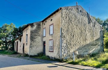 Maison Piblange. A 20 mn de METZ  et située au calme, fermette individuelle avec ses granges à rénover entièrement ou à démolir sur un terrain de 6691m2  avec possibilité de faire plusieurs terrains à bâtir.