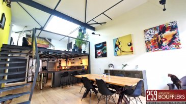 NANCY/PREVILLE - DUPLEX 4 PIECES AVEC TERRASSE ET STATIONNEM.  COUP DE COEUR ! En Exclusivité ! NANCY/PREVILLE, très proche de l'hyper centre-ville (à 15 minutes à pieds de la Gare de NANCY). Situé au premier et dernier étage d'une petite copropriété, ce bel appartement en duplex de 120m2, parfaitement entretenu, offre des prestations de qualité et de beaux volumes. Le premier niveau offre : une entrée, une buanderie, un WC indépendant décoré dans le style art urbain, une cuisine équipée ouverte sur une salle à manger (totalisant 41.48m2) avec une belle hauteur sous plafond, une suite parentale avec dressing, salle d'eau et WC (totalisant 26.54m2). À l'étage, vous découvrirez un espace salon/télévision en mezzanine surplombant la cuisine et la salle à manger, une chambre avec sa salle d'eau et WC d'une surface de 21.55m2, un bureau en mezzanine donnant sur la suite parentale, ainsi qu'un espace de rangement. Un accès par ouverture escamotable depuis le salon, mène à une agréable toiture-terrasse de 38m2, offrant un espace extérieur rare et privilégié. Système de chauffage individuel gaz et électrique (chaudière de 2014) et système de climatisation réversible dans les deux chambres. DPE : C. Deux emplacements de stationnements privatifs couverts en enfilade avec partie partiellement transformée en cave au fonds. Idéalement situé, proche de toutes commodités (transports dont bus ligne T4, commerces, écoles, parc de la Cure d'Air...). www.agencedeboufflers.fr
Les informations sur les risques auxquels ce bien est exposé sont disponibles sur le site Géorisques : www.georisques.gouv.fr