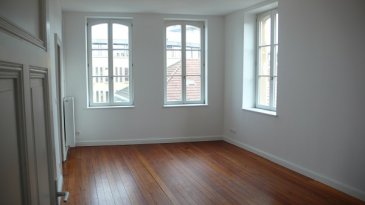 Place St Louis.
Appartement F4 au 4ème étage.

Il se compose d'une entrée, salon, séjour, cuisine équipée (frigo, four, plaques), deux chambres, salle de bain (baignoire) et WC séparés.

Chauffage individuel au gaz.

Balcon

Libre le 14 août 2025