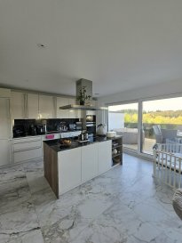 !!!!! Maison exceptionnelle situées à HOSINGEN !!!!!!

     MAISON AVEC APPARTEMENT INTEGRÉ 

Cette maison offre un cadre de vie très cosy,
chaleureux, intime et tranquille

Superbe maison de HAUTE GAMME avec une surface habitable de +/- 303.9m2 sis sur un terrain de 3.44 ares dans une cité très calme à Hosingen.
Cette belle maison neuve et moderne ce compose comme ceci :

- Au rez-de-chaussée on trouve un grand garage pour une voiture, buanderie, et appartement avec entrée complètement séparé de la maison comprenant, Living spacieux/Salle à manger avec espace cuisine donnant vers une belle terrasse et jardin sans vis à vis et clôture, une salle de douche, et une grande chambre à coucher.

- 1er étage vous disposer:
Très beau living/salle à manger, spacieuse cuisine séparée très bien équipée donnant vers une grande terrasse et WC séparée.

- Au 2ème étage:
Hall de nuit, ainsi que deux belles chambres à coucher, une salle de douche avec fenêtre et WC séparée, grande suite parental avec baignoire et espace dressing.

- Grenier:
Espace technique et rangement/bureau.

La maison dispose de finitions haute de gamme.
Prestations et matériaux de qualité (construction traditionnelle , menuiseries triple vitrage, porte de garage motorisée, portes, sanitaires, carrelages , etc?

Pour plus de renseignements ou une visite (visites également possibles le samedi sur rdv), veuillez contacter le 691 850 805.

Proposition de crédit/financement à taux compétitif d'une banque luxembourgeoise incluse dans nos services gratuit.