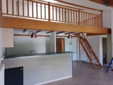 Bel appartement T3 situé au 2e étage d'une résidence récente comprenant grand séjour, cuisine équipée ouverte, 2 chambres, salle d'eau, WC séparé, débarras, mezzanine. 
Chauffage individuel gaz. 
Place de stationnement privative.