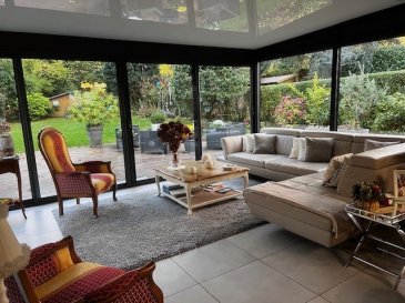 Au sein d'un univers chic et arboré, proche de la croix blan. À Bondues, Miss-Immo vous présente, au coeur d'un domaine verdoyant et prisé, cette belle maison semi-individuelle édifiée sur une parcelle de 785 m2.
Elle s'ouvre sur une entrée chaleureuse avec toilettes et placards, donnant accès au garage ainsi qu'à la buanderie. La cuisine équipée et aménagée, dans un style actuel, est entièrement ouverte sur une spacieuse pièce de vie de 67 m2, sublimée par une véranda lumineuse offrant une vue dégagée sur le jardin arboré, parfaitement exposé (Lumière et soleil au long de la journée).
À l'étage, vous découvrirez quatre belles chambres parquetées ainsi qu'une salle de douche avec toilettes.
Les atouts supplémentaires : 2 stationnements privatifs devant la maison, un garage, un grand jardin paysager sans vis-à-vis, une vaste terrasse, un chalet et un kiosque, parfaits pour profiter de l'extérieur.
Prix de vente : 550 000 EUR honoraires inclus Prix hors honoraires : 535 000 EUR Honoraires forfaitaires à la charge de l'acquéreur : 15 000 EUR TTC
DPE réalisé le 25/05/2025 : Classe D (244)   GES D (43)   Énergie finale : 209. Montant estimé des dépenses annuelles d'énergie : entre 2 450 EUR et 3 380 EUR (références 2021, 2022, 2023). Informations sur les risques naturels et technologiques disponibles sur georisques.gouv.fr.
L'avis de Miss-Immo : Si vous rêvez de vivre dans un environnement serein, verdoyant, tout en restant proche de la ville, cette maison semi-individuelle est faite pour vous !