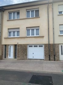 *** A LOUER ***

Votre agence HT Immobilier vous propose cette spacieuse maison de 180m2 composée de 3 chambres et d’une cuisine équipée.
Idéale pour une famille grâce à ses équipements, son rangement et sa situation calme.

Nouveau chauffage au gaz prévu. 

Agrandissement du garage et rénovation de la cave prévus également.

Ce bien est aussi composé d’un garage et d’un extérieur de 4m2.
 
Disponible à partir de janvier/février 2021.
