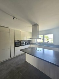 ++++ A VISITER ++++

Immo Nordstrooss vous propose à la vente une belle maison sous garantie décennale sis à Hoscheid libre de trois côtés sur un terrain de +/- 2.68 ares d'une superficie habitable de +/- 229,9m²,
Cette belle maison tout confort sur 3 niveaux dans un état impeccable, avec des belles finitions.

Il s'agit d'une maison construite avec des matériaux de qualité en 2021.

La maison se compose comme suit:

Rez-de-chaussée : 
Hall d'entrée, Local buanderie/chaufferie. Garage pour 1 voiture. 
- Espace Studio comprenant : 
- Living spacieux/Salle à manger,
- Espace cuisine ouverte, 
- Salle de douche, 

1er étage : 
- Hall de nuit,
- WC séparé, 
- Belle cuisine équipée, salle à manger et trés spacieux living avec accès à une terrasse.

2e étage : 
- Hall de nuit,
- 3 chambres à coucher, dont 2 avec accès à un balcon. 
- Salle de douche. 

Grenier :

Grande chambre avec espace dressing.

Extérieurs:
- 2 places de parking extérieures

Données techniques:
Passeport énergétique A/A
Chauffage Pompe à chaleur
Fenêtres triple vitrage, équipés de volets électriques.

Pour tout complément d'information et/ou la documentation détaillée, contactez-nous au tél: 691 850 805.

Proposition de crédit/financement à taux compétitif d'une banque luxembourgeoise incluse dans nos services gratuits.