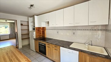 A 3min en voiture du centre de la Bresse, appartement en rez-de-chaussée comprenant une entrée, cuisine équipée ouverte sur séjour, 1 chambre, salle d'eau avec douche et WC. Stationnement et espaces verts communs.
Chauffage électrique
