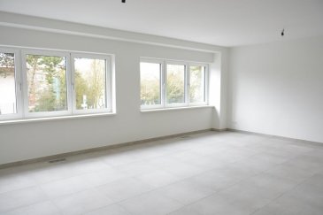 Luxembourg Merl, 32, rue Adam Roberti, dans immeuble entièrement rénové en 2016, à basse consommation d'énergie, bel appartement très lumineux de 75 m2, situé au premier étage sans ascenseur et comprenant : hall d'entrée, WC séparé, grand living avec portes en verre, chambre à coucher, salle de douche avec douche à l'italienne, grande cuisine équipée séparée avec accès balcon de 6m2, chauffage au sol, fenêtres triples vitrages, une cave, un box fermé, alarme. Libre le 15 octobre 2026. Pour un couple au maximum. PAS D'ANIMAUX, NO PETS 
Contrat de bail de deux ans au minimum. Frais d'agence: un mois de loyer + TVA, 50% à charge du locataire, 50% à charge du bailleur. 
Contact et visites : Rosalba Maitre téléphone : 691 550 189
email: rosalba@parkagence.lu & Arianna GHITTINO téléphone : 691 205 573 Email : arianna@parkagence.lu
