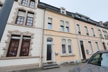 L'Agence Chaves vous présente cette agréable maison mitoyenne offrant environ 121 m² habitables répartis sur trois niveaux, idéale pour une famille à la recherche d'espace et de confort.

Rez-de-chaussée  
Le rez-de-chaussée comprend :  

Un séjour lumineux de 16,53 m²  
Un hall d'entrée de 9,90 m²  
Une cuisine de 9,45 m²  
Une chambre avec salle de douche de 14,54 m²  

Premier étage  
L'étage se compose de :  

Une chambre de 14,48 m²  
Un hall de 3,17 m²  
Une seconde chambre de 13,66 m²  
Un dressing de 8,05 m²  

Deuxième étage  
Le dernier niveau comprend :  

Un hall de 3,17 m²  
Une chambre de 13,66 m²  
Une salle de bains de 14,28 m²  

Cave:  
- Chauffage central au mazout (chaudière d'environ 15 ans)  
- Salle de bains et WC  

De Plus:  
Double vitrage  
Dalles/planchers en bois  
Grenier de rangement non isolé  
Terrasse  
Jardin  
Garage arrière pour une voiture d'environ 23,57 m² (5,82 m x 4,05 m)