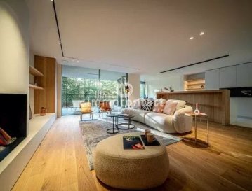 APPARTEMENT DE HAUT STANDING – 101 m² À LUXEMBOURG-CENTS

Immo-Contact vous présente ce superbe appartement de haut standing de ±101 m², entièrement rénové en 2024, offrant 2 chambres, 1 salle de bain, 1 salle de douche, une terrasse de 20 m², 2 emplacements de parking intérieurs et une cave privative.

Situé dans une résidence élégante et calme du quartier prisé de Luxembourg-Cents, ce bien conjugue matériaux nobles, volumes généreux et atmosphère raffinée.

Un emplacement recherché et paisible

Cents est un quartier résidentiel très apprécié pour sa qualité de vie exceptionnelle.
Entouré de verdure tout en restant à quelques minutes du centre-ville, de Kirchberg et de l’aéroport, il offre un équilibre parfait entre tranquillité et proximité urbaine.
Les écoles, commerces, transports et sentiers de promenade se trouvent à deux pas.

Au 1er étage, le bien se compose comme suit :

- Hall d’entrée avec placards intégrés sur mesure
-  Superbe salon agrémenté d’une cheminée contemporaine, créant une ambiance chaleureuse et cocooning
- Cuisine ouverte haut de gamme, entièrement équipée, avec îlot central, alliant design et convivialité

- Salon et cuisine ouvrant tous deux sur une terrasse orientée plein sud, sans vis-à-vis, idéale pour profiter du soleil toute la journée

- Deux chambres spacieuses, dont une suite parentale avec dressing intégré et salle de bain avec douche, vasque et WC
- Salle de douche supplémentaire avec WC

Deux emplacements de parking intérieurs et une cave privative complètent ce bien d’exception.

Les atouts :

Rénovation complète en 2024 avec finitions haut de gamme

- Cuisine ouverte avec îlot central et électroménager dernière génération

- Cheminée design et ambiance cocooning

- Terrasse plein sud sans vis-à-vis

- Volumes généreux et prestations de standing

- Matériaux nobles et équipements récents

Copropriété entretenue et calme

Situation idéale entre ville et nature

Disponibilité : à convenir

Visites possibles en semaine et le samedi.

Pour toutes informations contactez-moi au +352 621 391 355.

Estimation de votre bien (sous 48h), contactez-nous au +352 26 311 992 ou sur info@immocontact.lu.

 ---------- 
LUXURY APARTMENT – 101 m² IN LUXEMBOURG-CENTS

Immo-Contact presents this superb luxury apartment of ±101 m², completely renovated in 2024, offering 2 bedrooms, 1 bathroom, 1 shower room, a 20 m² terrace, 2 indoor parking spaces, and a private cellar.

Located in an elegant and quiet residence in the sought-after Luxembourg-Cents neighborhood, this property combines noble materials, generous volumes, and a refined atmosphere.

A sought-after and peaceful location

Cents is a residential neighborhood highly prized for its exceptional quality of life.
Surrounded by greenery yet just a few minutes from the city center, Kirchberg, and the airport, it offers the perfect balance between tranquility and urban proximity.
Schools, shops, transportation, and walking trails are just a stone's throw away.

On the first floor, the property is laid out as follows:

- Entrance hall with built-in custom closets
- Superb living room with a contemporary fireplace, creating a warm and cozy atmosphere
- High-end, fully equipped open kitchen with a central island, combining design and conviviality

- Living room and kitchen both opening onto a south-facing terrace, not overlooked, ideal for enjoying the sun all day long

- Two spacious bedrooms, including a master suite with built-in dressing room and bathroom with shower, sink, and toilet
- Additional shower room with toiletTwo indoor parking spaces and a private cellar complete this exceptional property.

Two indoor parking spaces and a private cellar complete this exceptional property.Key features:

Complete renovation in 2024 with high-end finishes

- Open kitchen with central island and latest generation appliances

- Designer fireplace and cozy atmosphere

- South-facing terrace with no overlooking neighbors

- Generous volumes and luxury amenities

- Noble materials and recent equipment

Well-maintained and quiet condominium

Ideal location between city and nature

Availability: to be agreed

Viewings possible on weekdays and Saturdays.

For further information, please contact me on +352 621 391 355.

For a valuation of your property (within 48 hours), please contact us on +352 26 311 992 or at info@immocontact.lu*