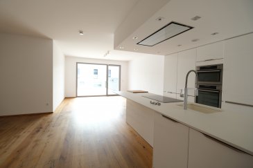 LUXEMBOURG-DOMMELDANGE 28, rue Antoine-François Van der Meulen, dans immeuble récent à basse énergie, (de 2016), magnifique appartement de 112,24 m2 habitable au rez-de-jardin et comprenant : entrée, placards encastrés, living avec parquet au sol, accès terrasse de 54 m2 et jardin privatif, cuisine équipée moderne avec bar, débarras avec congélateur, WC séparé, une salle de douche, une chambre parentale avec placards intégrés, parquet au sol, une salle de bains avec baignoire, WC, double lavabo, deux chambres enfants avec parquet au sol accès terrasse, grande terrasse, jardin privatif + jardin commun, chauffage au sol, volets électriques, luminaires, cave et place de parking, buanderie commune. Pas de colocation, pas d'animaux. Passeport énergétique B-B. Libre de suite Loyer : 3.150 euros + 440 euros de charges. Frais d'agence : un mois de loyer + TVA, 50% à charge du locataire, 50% à charge du bailleur. Contact et visites : Rosalba MAITRE téléphone : 691 550 189 Email : rosalba@parkagence.lu et Madame Arianna GHITTINO, téléphone : 691 205 573 Email : arianna@parkagence.lu