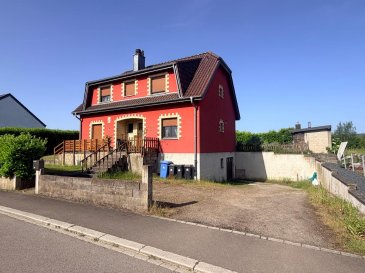 L'agence Chaves vous présente cette belle opportunité d'une maison unifamiliale de 176 m² située à Stegen, libre sur 4 côtés sur un terrain de 753 m2 offrant un cadre de vie paisible. Cette propriété se compose de 9 pièces, dont un vaste séjour lumineux agrémenté d'une cheminée, d'un coin bar, idéal pour des moments conviviaux en famille. Les grandes fenêtres à double vitrage assurent un confort optimal. La maison dispose de 4 chambres confortables et un bureau ainsi qu'une cuisine fonctionnelle et entièrement équipée. Une buanderie, un local à vélos, la distribution TV, l'accès à la fibre optique et une connexion internet performante répondent à tous vos besoins de modernité. 

Les aménagements extérieurs proposent une terrasse (à rénover) avec abris de jardin en dur et four à pizza ou autres et jardin clôturé, parfaits pour les belles soirées d'été. La maison nécessite quelques aménagements de finitions mais demeure une excellente opportunité. Véritable coup de cœur pour une famille désirant s'installer dans un environnement agréable à Stegen, cette maison n'attend plus que vous !