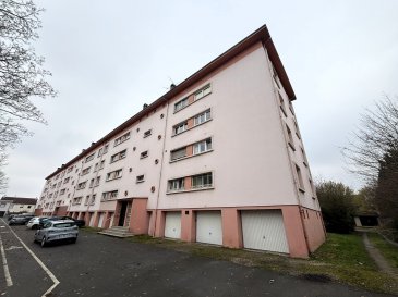 Situé au rez de chaussée surélevé de la résidence, bel appartement disposant de +/- 90 m², comprenant :

- Hall d'accueil.
- Grand salon et salle à manger.
- Cuisine équipée indépendante avec débarras de cuisine.
- Salle de bains.
- 2 chambres à coucher.
- Cave.

Possibilité d'acquérir un garage
Quartier calme : écoles, commerces et transports en commun à proximité immédiate.

Travaux de rafraîchissement à prévoir. DPE en cours.