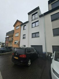 ++++ A VISITER ++++ 

Immo Nordstrooss vous propose à la vente d'une maison unifamiliale sise à Weidingen sur un terrain de +/- 2.37ares d'une superficie habitable de +/- 154m², cette maison unifamiliale tout confort sur 3 niveaux dans un état impeccable, avec des belles finitions. 

Il s'agit d'une maison construite avec des matériaux de qualité en 2016 et proche de toutes commodités. 
La maison se compose comme suit: 

Rez de chaussée: 
- hall d'entrée lumineux 
- garage pour deux voitures 
- espace local technique 
- buanderie 

1er étage: 
- très spacieux living donnant vers grande terrasse de +/- 30m2 et jardin 
- grande cuisine bien équipée séparée 
- salle de douche 

2ème étage: 
- hall de nuit 
- 3 belle chambres à coucher 
- 1 salle de douche avec WC et fenêtre 

3ème étage: 
- 2 chambres à coucher et salle de douche 

Extérieurs: - 2 places de parking extérieures 

Données techniques:
Chauffage Pompe à chaleur Fenêtres triple vitrage, équipés de volets électriques. 

Pour tout complément d'information et/ou la documentation détaillée, contactez-nous au tél: 691 850 805. 

Proposition de crédit/financement à taux compétitif d'une banque luxembourgeoise incluse dans nos services gratuits.