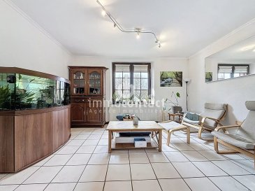 L’agence immobilière Immo-Contact vous propose cette magnifique maison de +/− 150m² de surface habitable, située à Kayl.

Dans un quartier recherché pour sa proximité avec de nombreuses commodités, cette maison offre un cadre de vie pratique et agréable.
Elle se distingue par son magnifique jardin de plus de 1.000 m², un véritable atout rare dans ce secteur, idéal pour profiter pleinement de l’extérieur.
La propriété offre un environnement agréable, parfait pour une famille souhaitant allier espace et confort au quotidien.
À proximité des écoles, des commerces, des transports et des principaux axes routiers.

La maison se compose comme suit :

Rez-de-chaussée :
- Hall d'entrée
- Salon
- Cuisine équipée avec accès terrasse et jardin
- Salle de bain comprenant double vasque, douche, WC et fenêtre
- Local technique comprenant espace buanderie
- Jardin
- Terrasse

1er étage :
- 2 chambres à coucher

2ème étage:
- 2 Chambres à coucher

À savoir :
- Dans le jardin, un chalet entièrement aménagé complète la propriété. Il dispose d’une cuisine, d’une baignoire, d’un espace nuit avec lit, offrant ainsi un espace indépendant idéal pour accueillir des invités, travailler ou profiter d’un moment de tranquillité.
- Disponibilité à convenir

Visites possibles en semaine et le samedi.

Pour toute information, contactez-moi au +352 26 311 992.
Estimation gratuite de votre bien sous 48h : +352 26 311 992 ou info@immocontact.lu

 ---------- 
The estate agency Immo-Contact is pleased to present this magnificent house with approximately 150m² of living space, situated in Kayl.

In a neighbourhood sought-after for its proximity to numerous amenities, this house offers a practical and pleasant living environment.
It stands out for its magnificent garden of over 1,000m², a real rarity in this area, ideal for making the most of the outdoors.
The property offers a pleasant environment, perfect for a family wishing to combine space and comfort in their daily lives.
Close to schools, shops, transport links and major roads.

The house is laid out as follows:

Ground floor:
- Entrance hall
- Living room
- Fitted kitchen with access to the terrace and garden
- Bathroom with double washbasin, shower, toilet and window
- Utility room including laundry area
- Garden
- Terrace

First floor:
- 2 bedrooms

Second floor:
- 2 bedrooms

Please note:
- In the garden, a fully fitted chalet completes the property. It features a kitchen, a bath and a sleeping area with a bed, offering an ideal self-contained space for hosting guests, working or enjoying a moment of peace and quiet.
- Availability to be agreed

Viewings available on weekdays and Saturdays.

For further information, please contact me on +352 26 311 992.
Free valuation of your property within 48 hours: +352 26 311 992 or info@immocontact.lu