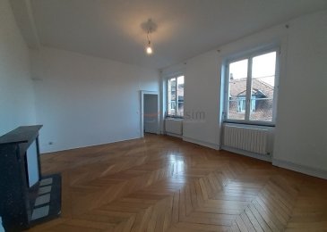 11 Place Jean Paul II – METZ

Découvrez cet appartement offrant des prestations soignées et un cadre de vie confortable.

Ce logement se compose d’une entrée avec dégagement, d’une cuisine équipée avec four, plaques de cuisson, hotte et meubles de rangement, d’un spacieux séjour offrant une belle vue sur la cathédrale, d’une chambre et d’une salle d’eau.

Ses beaux volumes, sa vue exceptionnelle et son emplacement privilégié en font un appartement de caractère, particulièrement agréable à vivre.

Le chauffage est individuel au gaz.

Disponible à partir du 24/10/2026 ! 

Loyer : 1 020€
Provisions sur Charges Mensuelles avec Régularisation Annuelle : 60€ (entretien et électricité des communs, taxe d'ordures ménagères, entretien chaudière, eau froide)

Soit un loyer à 1 080€ charges comprises

Dépôt de garantie : 1 020€

Honoraires de Rédaction de Bail : 608€
Honoraires d'Etat des Lieux : 228€

Les informations sur les risques auxquels ce bien est exposé sont disponibles sur le site Géorisques : www. georisques. gouv. fr

BELSIM IMMOBILIER 03 87 16 44 44