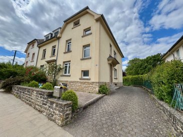 Magnifique maison, située à Merl. Construite sur un terrain de 5,77 ares, cette demeure d'une surface habitable de 150 m².

Elle se compose comme suit :

Rez-de-chaussée :

Hall d'entrée  
WC invités  
Séjour et salle à manger  
Cuisine fermée  
Veranda  

1er étage :

Hall de nuit  
Salle de bains  
2 chambres à coucher  

2ièm étage:

Chambre à coucher  
Grenier aménageable  

Sous-sol :

Caves  
Atelier  
Buanderie  

Extérieur:

Jardin  
Garage pour 1 voiture