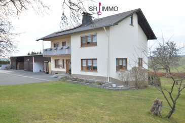 <br />Sie suchen ein gepflegtes Anwesen mit einem schönen, großen Haus zum Wohnen, mit viel Platz in Stallung und Scheune sowie einem großen Grundstück. Am Ortsrand von Ammeldingen bei Neuerburg, im sonnigen Ortsteil Grimbach, wartet dieses Juwel auf Sie! Sollten Sie mehr Weiden benötigen, um etwa Ihren Traum von einem Pferdehof zu verwirklichen, können Sie Ihre Fläche über Kauf bzw. Pacht von anliegenden Wiesen auf über 6 Hektar vergrößern. Ein weiterer großer Pluspunkt dieser außergewöhnlichen Immobilie sind drei dazugehörige Wohnungen, welche an Feriengäste oder Dauermieter vermietet werden können. Auf diese Art können Sie eventuell zur Finanzierung des Kaufpreises beitragen. Für beide Mietarten ist der Bedarf recht hoch.

Das Anwesen besteht aus einem hübschen, topgepflegten Wohnhaus aus den 80er Jahren mit einer Einliegerwohnung, einem ehemaligen Bauernhaus von 1905 mit zwei Mietwohnungen, Stallung sowie Scheune und einem großen Schuppen für Autos, Gerätschaften etc...

Das Wohnhaus

Als Neubau im Jahre 1980 errichtet, wurde das Haus stets vom Eigentümer bewohnt und mit zahlreichen Renovierungsmaßnahmen instandgehalten. Die Bausubstanz und der Innenausbau sind allesamt von gehobener Qualität und in sehr gutem Zustand.

Im Erdgeschoss liegen an einer hellen geräumigen Diele das große Wohnzimmer mit Kaminofen, die Küche mit angrenzendem großzügigem Esszimmer, ein Büro oder Schlafzimmer, ein modernes, barrierefreies Bad mit ebenerdiger Dusche und WC sowie ein Abstellraum.

Im Obergeschoss haben Sie an einem Flur fünf Schlafzimmer, eins davon mit Balkon zur Hofseite und ein Badezimmer mit Wanne, Dusche und WC. Auf dieser Etage könnten Sie bei Bedarf auch eine zweite Wohnung einrichten, da in einem der Schlafzimmer sämtliche Anschlüsse für eine Einbauküche vorhanden sind.

In der Gartenetage ist auf der Gartenseite eine hübsche Einliegerwohnung mit separatem Eingang und Terrasse eingerichtet. Sie besteht aus einem Wohnzimmer mit offener Küche, einem Büro, einem Schlafzimmer, einem Badezimmer mit Wanne, Dusche und WC sowie einem Abstellraum. Die Wohnung können Sie entweder selbst nutzen oder an Feriengäste oder Dauermieter vermieten. Auf der anderen Seite des Gebäudes befindet sich auf dieser Ebene Ihr Hauswirtschaftsraum mit der Ölzentralheizung, dem Öltanklager und dem Pufferspeicher für die Solaranlage auf dem Dach, welche die Warmwasserversorgung unterstützt.

Das Bauernhaus

Im Bauernhaus gibt es zwei Wohnungen, die erfolgreich an Feriengäste und Dauermieter vermietet werden. Die Wohnung im Erdgeschoss hat ca. 62 m2 und besteht aus einem geräumigen Wohnzimmer mit offener Küche, einem Schlafzimmer und einem Bad. Die Wohnung im Obergeschoss misst ca. 84 m2 und umfasst ein Wohnzimmer, eine Küche, zwei Schlafzimmer und ein Bad.

Des Weiteren befinden sich in diesem Gebäude ein Heizungsraum mit Ölzentralheizung, ein Spielzimmer, ein Werkraum, ein Stall mit drei Boxen für mittelgroße Pferde, ein Abstellraum, ein Keller, sowie eine große Scheune mit einem hohen Tor, in der man viel Platz zum Abstellen von Fahrzeugen oder Sonstigem hat.



Gegenüber, auf der Hofseite, steht ein großer Schuppen mit Platz für Pferde, Autos, Gerätschaften etc...

Das Land

Zum Anwesen gehört eine Grundstücksfläche von 10.574 m2. Falls Sie mehr Land benötigen sollten, dann haben Sie die Möglichkeit, eine angrenzende Wiese von 15.595 m2 dazuzukaufen und/oder eine weitere Weidefläche zu pachten.

Allgemeine Informationen:

1. Wohnhaus mit Einliegerwohnung
Baujahr: 1980
Mauern: massiv
Decken: Beton
Dach: Kunstschiefer
Fenster: PVC mit Doppelverglasung 2004-2006 
Außentüren: PVC 
Innentüren: Furnierholz
Treppe: Stahlbeton mit Marmorbelag
Bodenbeläge: Marmor, Fliesen, Vinyl, PVC 
Heizung: Ölzentralheizung De Dietrich 1994, Holzofen 2005 im Wohnzimmer
Befeuerung: Öl, bzw. Holz
Warmwasser: über Zentralheizung, zusätz. Solaranlage u. Pufferspeicher
Abwasser: Kanalanschluss
Zustand: sehr gut
Sonstige Renovierungen bis 2017: Fassade, Wasser, Strom, Bäder EG und GG, Warmwasserspeicher, Heizung, Innentüren EG, Hauseingang und Balkongeländer

Endenergiebedarf: 105 kWh/(m2.a), Klasse D
Primärenergiebedarf: 87 kWh/(m2.a) Klasse C


2. Bauernhaus mit 2 Wohnungen

Baujahr: 1905
Mauern: massiv
Decken: Holz
Dach: Wellplatten Eternit (Haus 1985)
Fenster: PVC Doppelverglasung 1995; teilweise Holz Einfachverglasung
Außentür: PVC
Innentüren: Furnierholz, Buchentüren
Bodenbeläge: Fliesen, PVC, Laminat
Heizung: Ölzentralheizung: De Dietrich, 1995 – neue Steuerung 2016
Befeuerung: Öl
Abwasser: Kanalanschluss
Zustand: gut
Renovierungen 1995: Wasser, Strom, Heizung, Bodenbeläge im Obergeschoss, Bad, Fenster, Garagentor 

Endenergiebedarf: 148 kWh/(m2.a), Klasse E
Primärenergiebedarf: 165 kWh/(m2.a) Klasse F


Zzgl. Käuferprovision: 3,57% (inkl. 19 % MwSt.) vom Kaufpreis


Lagebeschreibung
Dieses schöne Anwesen liegt in sonniger Lage im Gemeindeteil Grimbach.

Ammeldingen bei Neuerburg ist ein freundlicher, gepflegter Ort mit 276 Einwohnern (Stand: 2021). Bitburg liegt 26 km und Luxemburg (Vianden) 24 km entfernt. Sehr gute Einkaufsmöglichkeiten sowie Ärzte, Schulen, Banken etc. befinden sich in der Stadt Neuerburg, 6 km.


Alle Angaben beruhen auf Informationen des Eigentümers, daher können wir keinerlei Haftung für die Richtigkeit und Vollständigkeit der Angaben übernehmen!



HAFTUNGSAUSSCHLUSS
Die von uns gemachten Angaben hinsichtlich Größen und Beschaffenheit des Objektes beruhen auf Informationen des Verkäufers bzw. Dritter und sind unverbindlich. Eine Haftung jeglicher Art für die Richtigkeit und Vollständigkeit der Angaben wird daher ausgeschlossen. Unser Angebot erfolgt freibleibend, Zwischenverkauf vorbehalten.

VERBRAUCHERINFO
1. Maklerleistung ist der Nachweis der Gelegenheit zum Abschluss eines Vertrages bzw. Vermittlung eines Vertrages über eine Immobilie gegen die Maklerlohnzahlungspflicht des Kunden. Eine Maklerprovision in Höhe von 3,57 % incl. 19 % MwSt. ist vom Käufer zu zahlen. Die Maklerprovision ist fällig und verdient mit Unterzeichnung des Kaufvertrages.
2. Unternehmer, Anschrift, Beschwerdeadressat:
ARCADIA Fine Properties S.A., 20, Grand-Rue, L-9410 Vianden, Tel.: 00352 266 344 1,
E-Mail: contact@sri.lu, Direktor: Ton Eggen
3. Es besteht ein Widerrufsrecht für Verbraucher

WIDERRUFSRECHT FÜR VERBRAUCHER
Sie haben das Recht, binnen vierzehn Tagen ohne Angabe von Gründen diesen Vertrag zu widerrufen. Die Widerrufsfrist beträgt vierzehn Tage ab dem Tag des Vertragsabschlusses.
Um Ihr Widerrufsrecht auszuüben, müssen Sie uns (ARCADIA Fine Properties S.A., 20, Grand-Rue, L-9410 Vianden, Tel: 352 266 344 33, Fax: 352 266 344 44, E-Mail: contact@sri.lu) mittels einer eindeutigen Erklärung (z. B. ein mit der Post versandter Brief, Telefax oder E-Mail) über Ihren Entschluss, diesen Vertrag zu widerrufen, informieren. Sie können dafür das beigefügte Muster-Widerrufsformular verwenden, das jedoch nicht vorgeschrieben ist. Zur Wahrung der Widerrufsfrist reicht es aus, dass Sie die Mitteilung über die Ausübung des Widerrufsrechts vor Ablauf der Widerrufsfrist absenden.

Folgen des Widerrufs
Wenn Sie diesen Vertrag widerrufen, haben wir Ihnen alle Zahlungen, die wir von Ihnen erhalten haben, einschließlich der Lieferkosten (mit Ausnahme der zusätzlichen Kosten, die sich daraus ergeben, dass Sie eine andere Art der Lieferung als die von uns angebotene, günstigste Standardlieferung gewählt haben), unverzüglich und spätestens binnen vierzehn Tagen ab dem Tag, an dem die Mitteilung über Ihren Widerruf dieses Vertrags bei uns eingegangen ist, zurückzuzahlen. Für diese Rückzahlung verwenden wir dasselbe Zahlungsmittel, das Sie bei der ursprünglichen Transaktion eingesetzt haben, es sei denn, mit Ihnen wurde ausdrücklich etwas anderes vereinbart; in keinem Fall werden Ihnen wegen dieser Rückzahlung Entgelte berechnet. Haben Sie verlangt, dass die Dienstleistungen während der Widerrufsfrist beginnen sollen, so haben Sie uns einen angemessenen Betrag zu zahlen, der dem Anteil der bis zu dem Zeitpunkt, zu dem Sie uns von der Ausübung des Widerrufsrechts hinsichtlich dieses Vertrags unterrichten, bereits erbrachten Dienstleistungen im Vergleich zum Gesamtumfang der im Vertrag vorgesehenen Dienstleistungen entspricht.

Hinweis auf die Möglichkeit eines vorzeitigen Erlöschens des Widerrufsrechts
Ihr Widerrufsrecht erlischt, wenn wir unsere Leistung vollständig erbracht und mit der Ausführung der Leistung erst begonnen haben, nachdem Sie Ihre ausdrückliche Zustimmung und gleichzeitig Ihre Kenntnis davon bestätigt haben, dass Sie Ihr Widerrufsrecht bei vollständiger Vertragserfüllung durch uns verlieren.

MUSTER-WIDERRUFSFORMULAR
Wenn Sie den Vertrag widerrufen wollen, dann füllen Sie bitte dieses Formular aus und senden Sie es zurück an:

ARCADIA Fine Properties S.A. - SR IMMO
20, Grand-Rue
L-9410 Vianden
Tel: 352 266 344 33
Fax: 352 266 344 44
E-Mail: contact@sri.lu

Hiermit widerrufe(n) ich/wir (*) den von mir/uns (*) abgeschlossenen Vertrag über den Kauf der folgenden Waren (*)/die Erbringung der folgenden Dienstleistung (*)
Bestellt am (*)/erhalten am (*)
Name des/der Verbraucher(s)
Anschrift des/der Verbraucher(s)
Unterschrift des/der Verbraucher(s) (nur bei Mitteilung auf Papier)
Datum