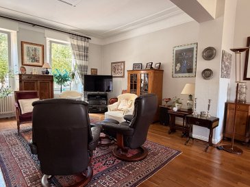 A Thionville, proche du centre ville et de la gare, maison de ville à vendre. À quelques minutes du centre-ville, découvrez cette agréable maison de ville mitoyenne de 140 m² habitables, édifiée sur un terrain clos de 2,28 ares avec jardin.
Cette maison de ville comprend un salon, une salle à manger, une cuisine indépendante équipée avec accès direct au jardin ainsi qu'un WC au rez-de-chaussée. Les étages accueillent 4 chambres, une salle de bains, une salle d'eau et un grenier. Un sous-sol complet avec lingerie et chaufferie vient compléter l'ensemble. Le jardin, agréable et bien exposé, constitue un véritable atout en plein coeur de la ville. Mitoyenne des deux côtés et sans garage, cette maison offre un beau potentiel pour créer une chaleureuse maison familiale à proximité des écoles, des commerces et de toutes les commodités.
Les informations sur les risques auxquels ce bien est exposé sont disponibles sur le site Géorisques : www.georisques.gouv.fr » 
Contacts :
- Karine Karas : 06 08 31 19 87
- Katia Moriceau : 06 75 66 99 25 (3.00 % d'honoraires TTC à la charge de l'acquéreur.)