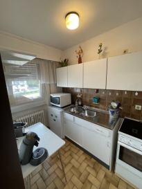 Nous proposons à la vente studio de 28 m2 se composant d'une pièce de vie de 20m2, cuisine séparée, salle de douche avec lavabo et WC.
Beau bacon de 5 m2 avec marquise électrique.
A ce bien s'ajoute une cave privative de 6,50 m2 ainsi qu'un garage fermé à l'intérieur de l'immeuble de 17,50 m2.

Contact:
Tel: +352 661 39 89 00 / +352 661 266 715
mail: info@passion-immo.lu