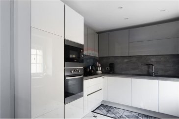 Veuillez contacter Mathieu Bossennec pour de plus amples informations au 661 52 17 30 ou par email : mathieu.bossennec@remax.lu.

REMAX Select, Spécialiste de l'immobilier, vous propose en Exclusivité cette superbe maison refaite à neuf dans la commune d'Echtenach.

Elle se compose comme suit :

Au rez-de-chaussée :

- Un hall d'entrée avec du marbre au sol.
- Une pièce à vivre de plus de 20 m2, qui peut être occupé comme bureau, chambre ou autre.

Au premier étage : 

- Une cuisine équipée sur mesure entièrement neuve.
- Salon, salle à manger.

Au deuxième étage : 

- Une magnifique chambre spacieuse et lumineuse.
- Une superbe salle de douche entièrement neuve.

Au troisième étage : 

- Deux chambres en bois, pleines de caractère.

Pour finir, nous avons la chance d'avoir à coté de la maison, un garage et un emplacement extérieur.
De plus, au dessus du garage, une chambre de 20 m2 a été réalisée, qui peut également être considérée comme un studio, permettant d'avoir une superbe annexe. 