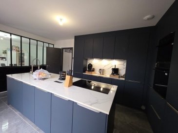 En exclusivité:

Venez découvrir cette magnifique maison neuve contemporaine de 5 chambres avec  garage double

 Construction Maisons Claire de 2025, disponible de suite.

Située dans un quartier calme et recherché, cette maison moderne offre de beaux volumes et des prestations de qualité

Spacieuse et lumineuse elle sera idéale pour une famille

Elle se compose : 
- au rdc: d'une entrée cathédrale, d' une cuisine équipée ouverte sur terrasse et jardin exposé sud, d' un salon-séjour donnant également sur l'extérieur, d'un wc
- à l'étage: une chambre de 13.10 m², une chambre de 14.23 m², une suite parentale de 22.61 m² ( chambre+dressing), un bureau de 9.13 m², une salle d'eau, un wc

Espace cuisine séjour: 46 m²

Porte de garage double motorisée, garage deux voitures+ stationnement devant la maison

Chauffage par pompe  à chaleur  air eau réversible, par plancher chauffant et  rafraichissant

Volets motorisés

Surface terrain : 486 m²
Construction conforme à la RE 2020

Proche de  toutes commodités: zone commerciale à proximité
Ecole maternelle et primaire à Rettel, bus scolaire à deux pas de la maison
collège, Lycée: Sierck-Les - Bains
A proximité de la frontière Luxembourgeoise et des axes autoroutiers.

Montant des dépenses théoriques annuelles d'énergie : entre 570 € et 810€ par an pour un usage standard abonnement compris
Prix moyens des énergies indexés au 1er janvier 2021-2022-2023
Date de réalisation du DPE : 19/03/2025
DPE : A consommation énergétique : 52/kwh/m²/an           
GES : A 1kgCO2/m²/an


Honoraires charge vendeur
Les informations sur les risques auxquels ce bien est exposé sont disponibles sur le site Géorisques : www.georisques.gouv.fr
